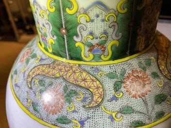 A pair of Chinese famille verte vases and covers with warrior scenes, 19th C.